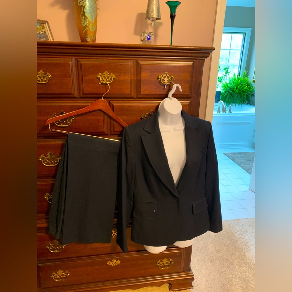 Tahari 2 piece navy blue pant suit, size 8